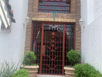 CASA EN SAN PEDRO GARZA EN MONTERREY MUY AMPLIA, ACABADOS DE LUJO, CUENTA CON TODOS LOS SERVICIOS Y AMENIDADES.