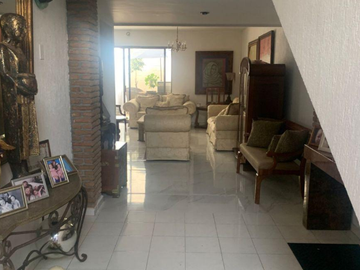 CASA EN SAN PEDRO GARZA EN MONTERREY MUY AMPLIA, ACABADOS DE LUJO, CUENTA CON TODOS LOS SERVICIOS Y AMENIDADES.