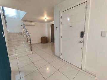 Se renta casa cerca de plaza Real Center en Zapopan