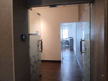OFFICE SPACE PREMIUM HIGH FLOOR SOHO CAPITAL STRATEGIS MEWAH TERINTEGRASI MALL SEMI FURNISHED SIAP PAKAI