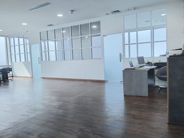 OFFICE SPACE PREMIUM HIGH FLOOR SOHO CAPITAL STRATEGIS MEWAH TERINTEGRASI MALL SEMI FURNISHED SIAP PAKAI