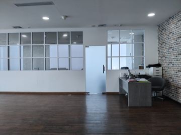 OFFICE SPACE PREMIUM HIGH FLOOR SOHO CAPITAL STRATEGIS MEWAH TERINTEGRASI MALL SEMI FURNISHED SIAP PAKAI