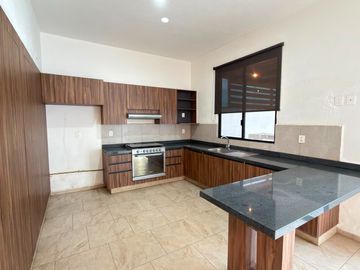 CASA EN VENTA EN HACIENDA VALBUENA LEON, GTO. ZONA NORTE. CASA CON TERRAZA TECHADA