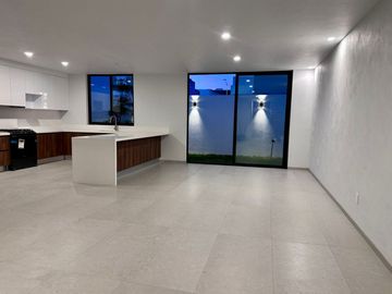 SOLARES, HERMOSA Y NUEVA CON AMPLIA RECAMARA Y BAÑO COMPLETOS EN PLANTA BAJA!!