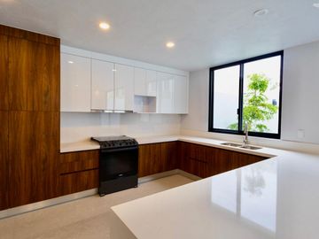 SOLARES, HERMOSA Y NUEVA CON AMPLIA RECAMARA Y BAÑO COMPLETOS EN PLANTA BAJA!!