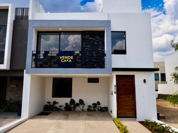 SOLARES, HERMOSA Y NUEVA CON AMPLIA RECAMARA Y BAÑO COMPLETOS EN PLANTA BAJA!!