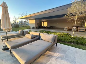 SOLARES, HERMOSA Y NUEVA CON AMPLIA RECAMARA Y BAÑO COMPLETOS EN PLANTA BAJA!!