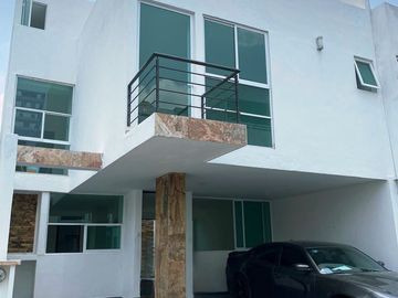 Excelente Casa en Venta con Roof Garden en Barrio El Calvario, Cuautlancingo