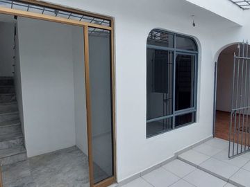 Se Renta Casa Grande en Santa Elena para Escuela u Oficinas