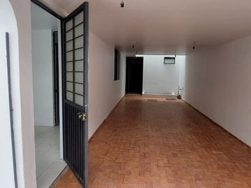 Se Renta Casa Grande en Santa Elena para Escuela u Oficinas