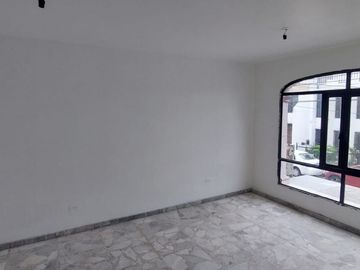 Se Renta Casa Grande en Santa Elena para Escuela u Oficinas