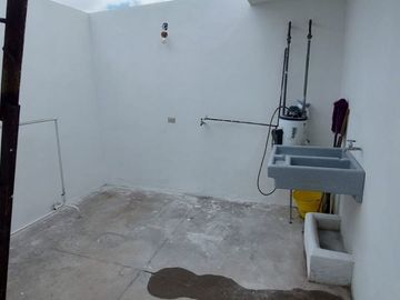 Se Renta Casa Grande en Santa Elena para Escuela u Oficinas