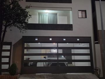 Casa en renta de tres niveles, Cumbres San Agustin, Privada Manchester