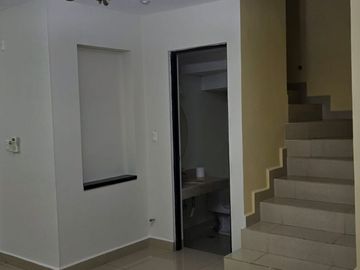 Casa en renta de tres niveles, Cumbres San Agustin, Privada Manchester
