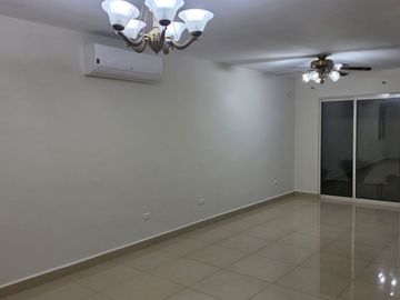 Casa en renta de tres niveles, Cumbres San Agustin, Privada Manchester