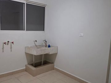 Casa en renta de tres niveles, Cumbres San Agustin, Privada Manchester