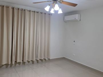 Casa en renta de tres niveles, Cumbres San Agustin, Privada Manchester