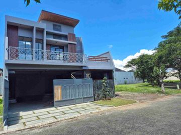 Rumah Baru 2 Lantai di Boulevard Araya Greenwood Golf