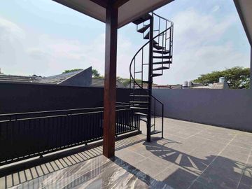 Rumah Baru 2 Lantai di Boulevard Araya Greenwood Golf