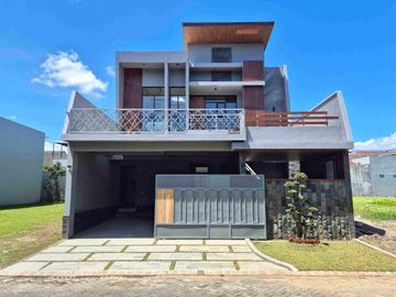Rumah Baru 2 Lantai di Boulevard Araya Greenwood Golf