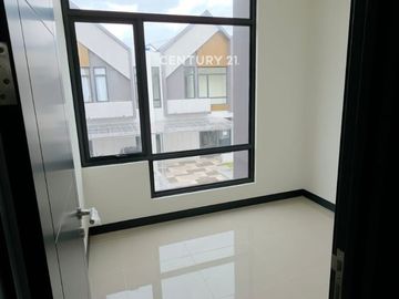 Rumah 2 Lantai Siap Huni 4 KT di Cluster Nismara Kota Harapan Indah – Harga Rp1,6 M Nego