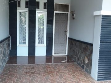 Rumah di Komplek Griya Bintara Indah, Bekasi. Lokasi sangat dekat dengan Stasiun Kereta Api Cakung