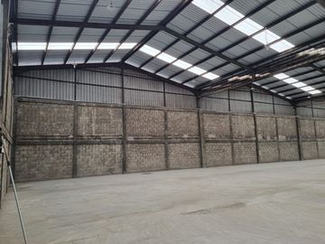 Disewakan unit Gudang P.98m x L.24m Akses container 40 feet. Lokasi Cakung Jakarta Timur.