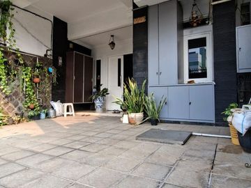 Turun Harga! Rumah Premium 2,5 Lantai Full Furnished di Taman Ratu Jakarta Barat – LT 150 m², 4+1 KT