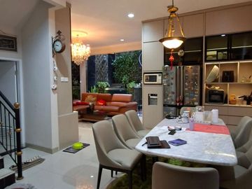 Turun Harga! Rumah Premium 2,5 Lantai Full Furnished di Taman Ratu Jakarta Barat – LT 150 m², 4+1 KT