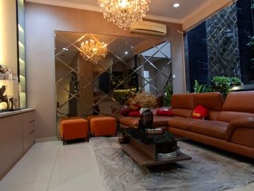 Turun Harga! Rumah Premium 2,5 Lantai Full Furnished di Taman Ratu Jakarta Barat – LT 150 m², 4+1 KT