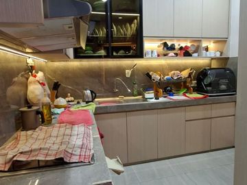 Turun Harga! Rumah Premium 2,5 Lantai Full Furnished di Taman Ratu Jakarta Barat – LT 150 m², 4+1 KT