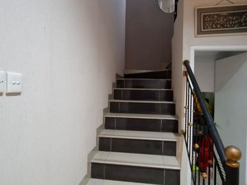Turun Harga! Rumah Premium 2,5 Lantai Full Furnished di Taman Ratu Jakarta Barat – LT 150 m², 4+1 KT