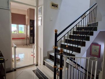 Turun Harga! Rumah Premium 2,5 Lantai Full Furnished di Taman Ratu Jakarta Barat – LT 150 m², 4+1 KT