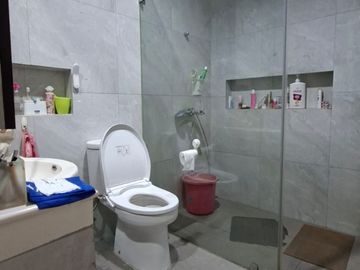 Turun Harga! Rumah Premium 2,5 Lantai Full Furnished di Taman Ratu Jakarta Barat – LT 150 m², 4+1 KT