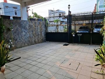 Harga Turun! Rumah 2,5 Lantai Full Furnished di Taman Ratu Jakarta Barat – LT 150M, LB 280M, 4+1 KT, SHM