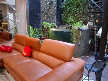 Harga Turun! Rumah 2,5 Lantai Full Furnished di Taman Ratu Jakarta Barat – LT 150M, LB 280M, 4+1 KT, SHM