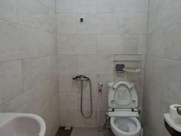 Harga Turun! Rumah 2,5 Lantai Full Furnished di Taman Ratu Jakarta Barat – LT 150M, LB 280M, 4+1 KT, SHM