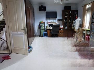 Harga Turun! Rumah 2,5 Lantai Full Furnished di Taman Ratu Jakarta Barat – LT 150M, LB 280M, 4+1 KT, SHM