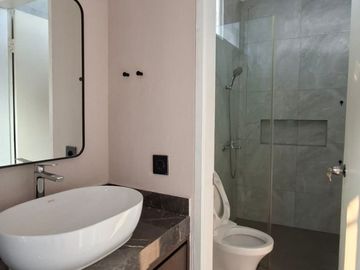 Harga Turun! Rumah 2,5 Lantai Full Furnished di Taman Ratu Jakarta Barat – LT 150M, LB 280M, 4+1 KT, SHM