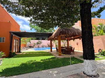 Casa en renta en privada sobre Av las Torres con alberca y seguridad