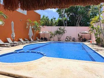 Casa en renta en privada sobre Av las Torres con alberca y seguridad