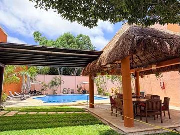 Casa en renta en privada sobre Av las Torres con alberca y seguridad