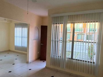 Casa en renta en privada sobre Av las Torres con alberca y seguridad