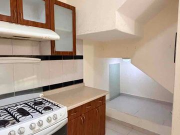 Casa en renta en privada sobre Av las Torres con alberca y seguridad