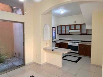 Casa en renta en privada sobre Av las Torres con alberca y seguridad