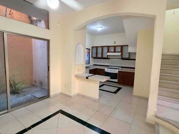 Casa en renta en privada sobre Av las Torres con alberca y seguridad