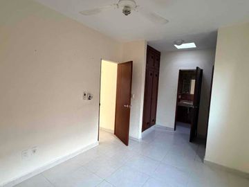Casa en renta en privada sobre Av las Torres con alberca y seguridad