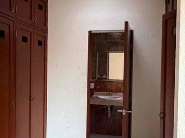 Casa en renta en privada sobre Av las Torres con alberca y seguridad