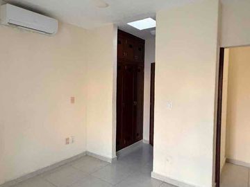 Casa en renta en privada sobre Av las Torres con alberca y seguridad