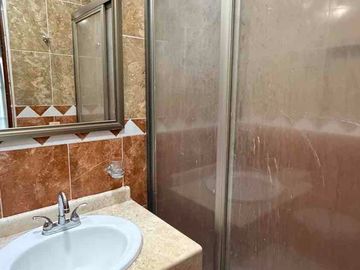 Casa en renta en privada sobre Av las Torres con alberca y seguridad